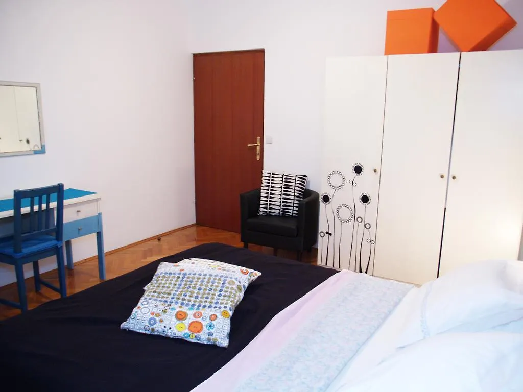 Family Friendly Apartments Pula 0*,