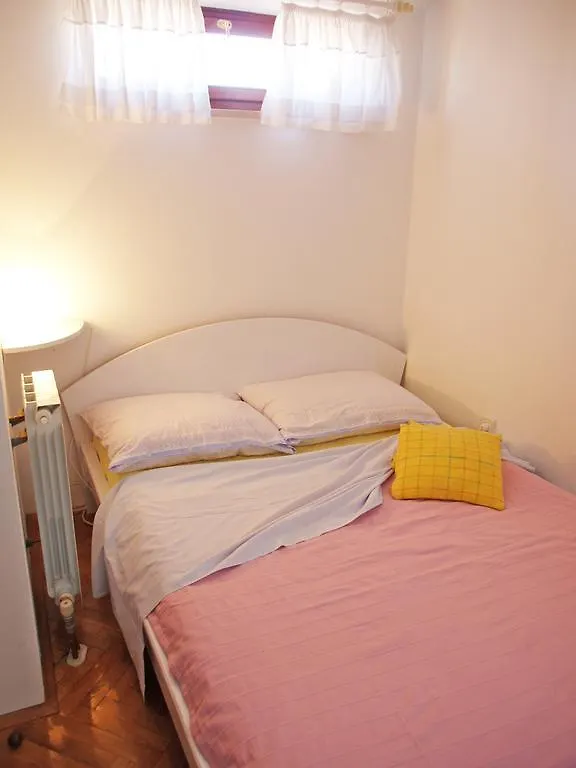 Family Friendly Apartments Pula 0*,
